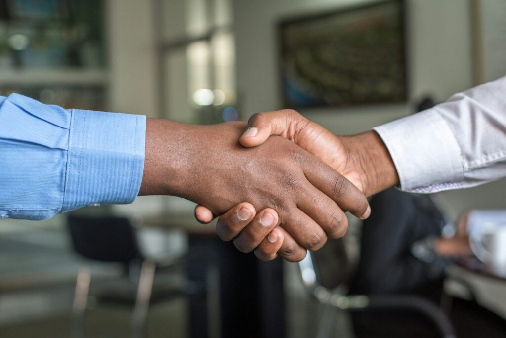 two people shaking hands representing two casino websites link building together